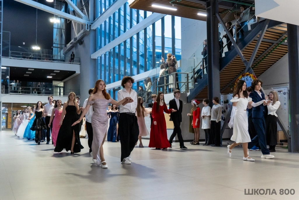 Бал первооткрывателей: старшеклассники Школы 800 шагнули в эпоху Просвещения