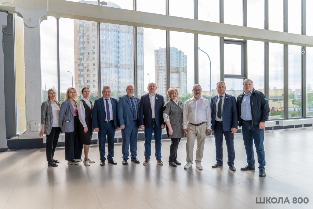 Депутаты Законодательного собрания оценили масштаб и цифровую экосистему Школы 800