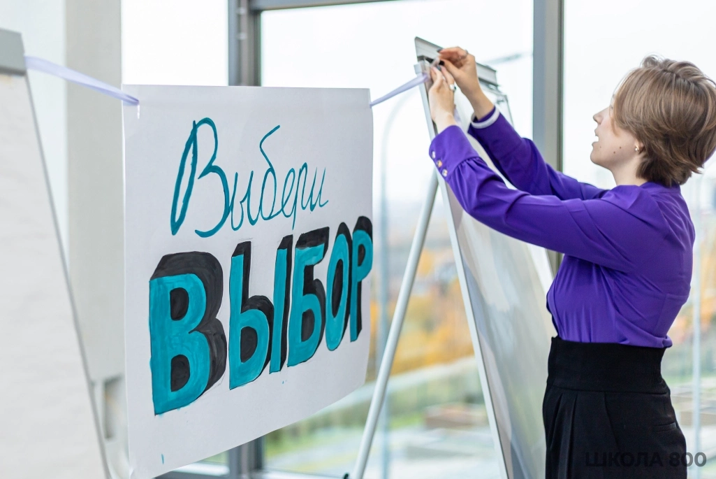 Факультеты активно вливаются в школьную жизнь, например, в традиционную Ярмарку клубов по интересам