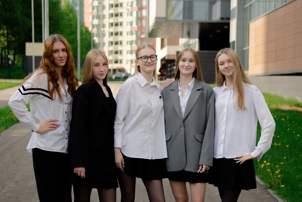 Ульяна Чугрина (в центре) и её однаклассницы