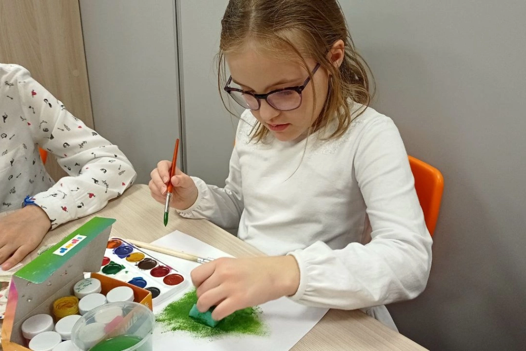 Ребята рисовали новогоднюю ель с помощью ватных палочек и губки